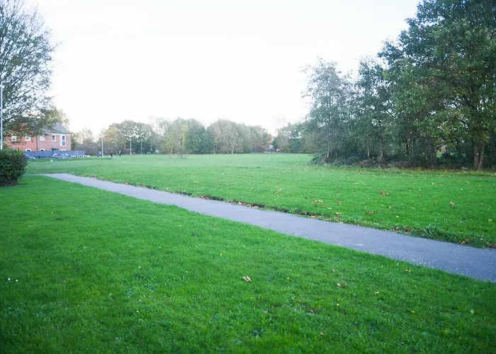2Ndhomestays- Willenhall-A Serene 3 Bed House With A Garden View-Suitable For Contractors And Families-Sleeps 9 - 7 Mins To J10 M6 And 21 Mins To Birmingham
