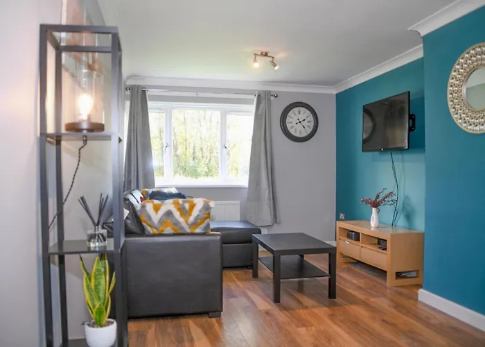 2Ndhomestays- Willenhall-A Serene 3 Bed House With A Garden View-Suitable For Contractors And Families-Sleeps 9 - 7 Mins To J10 M6 And 21 Mins To Birmingham
