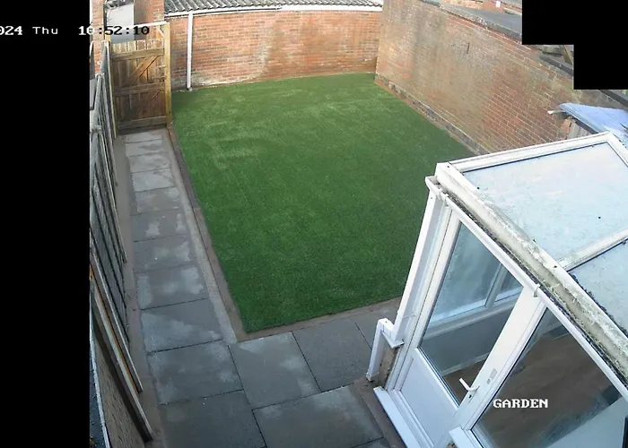 2Ndhomestays- Willenhall-A Serene 3 Bed House With A Garden View-Suitable For Contractors And Families-Sleeps 9 - 7 Mins To J10 M6 And 21 Mins To Birmingham