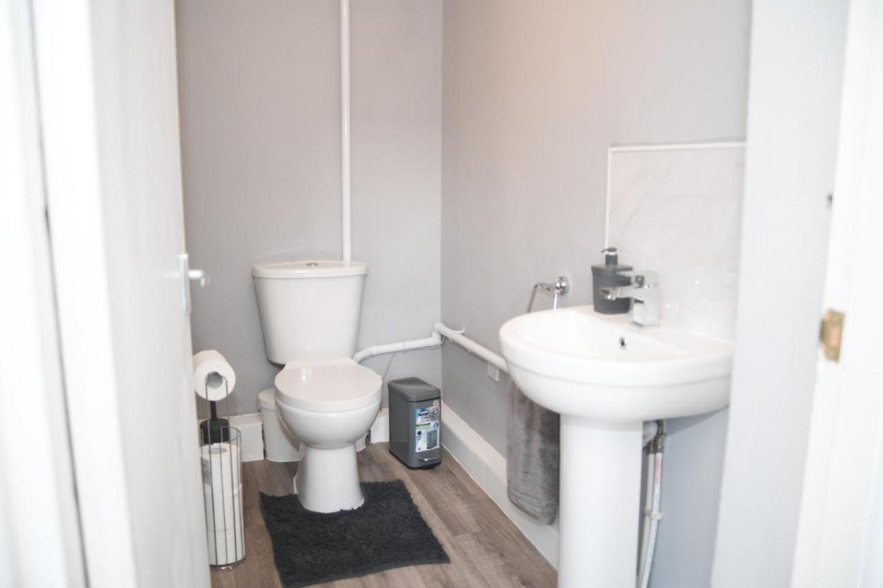 2ndhomestays Willenhall: Spacious 3-bed Garden House Near M6 Holiday home Willenhall