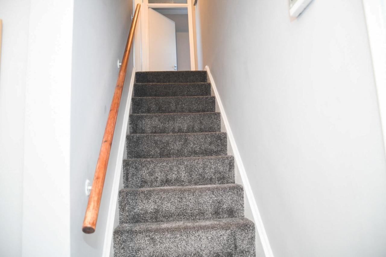 Holiday home 2ndhomestays Willenhall: Spacious 3-bed Garden House Near M6 *