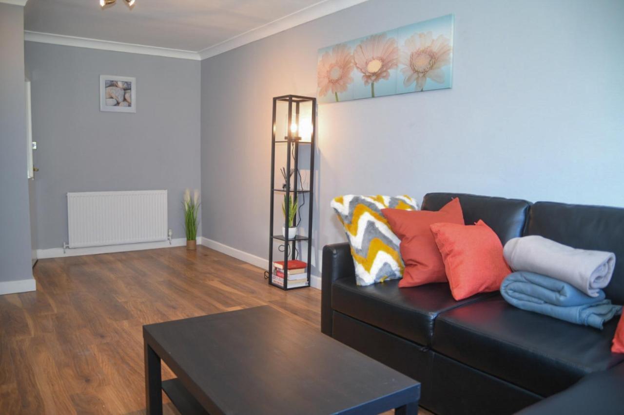 Holiday home 2ndhomestays Willenhall: Spacious 3-bed Garden House Near M6
