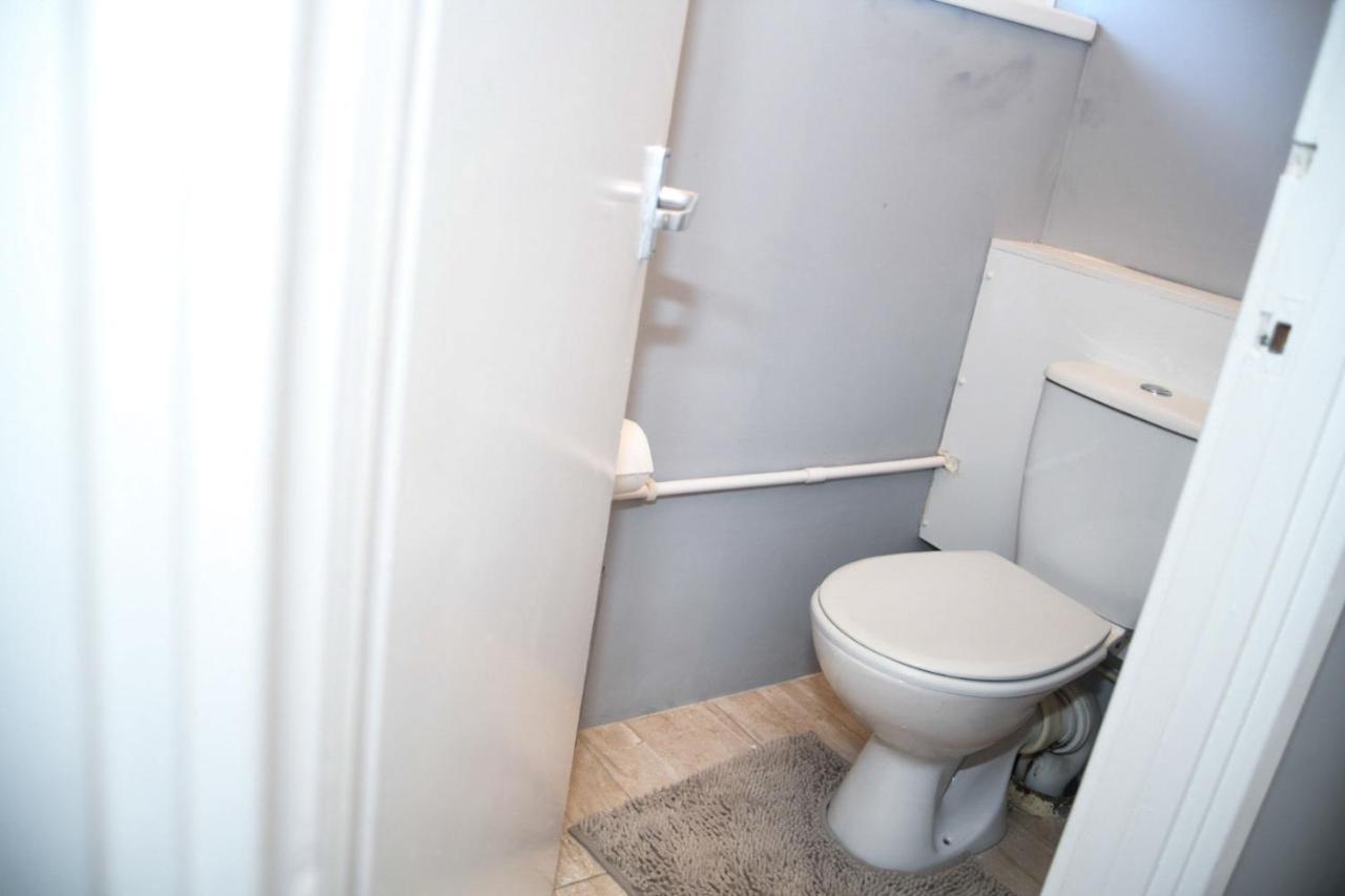 Holiday home 2ndhomestays Willenhall: Spacious 3-bed Garden House Near M6 *