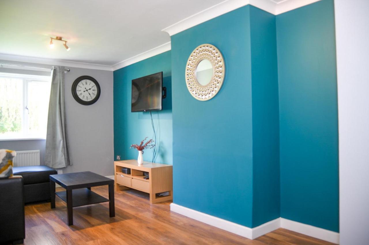 2ndhomestays Willenhall: Spacious 3-bed Garden House Near M6