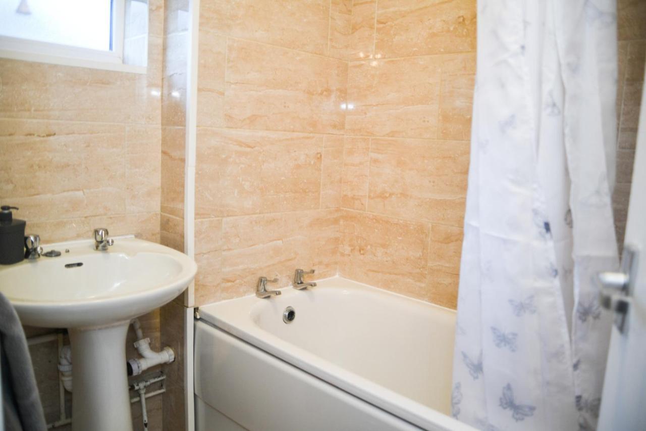 2ndhomestays Willenhall: Spacious 3-bed Garden House Near M6 Holiday home *