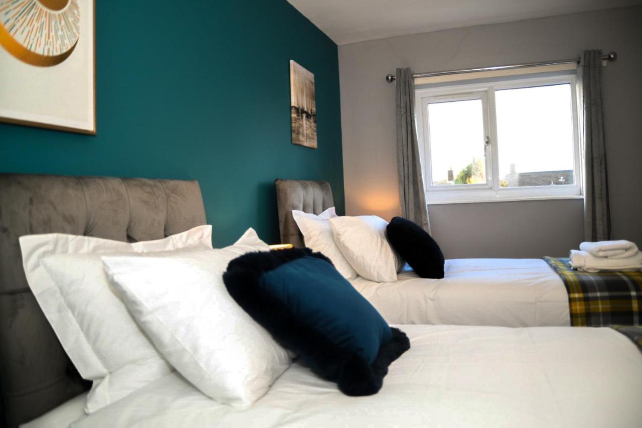 2ndhomestays Willenhall: Spacious 3-bed Garden House Near M6 *