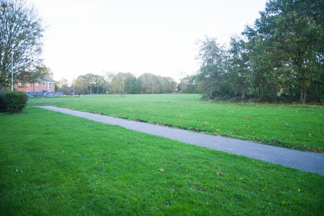 2ndhomestays Willenhall: Spacious 3-bed Garden House Near M6