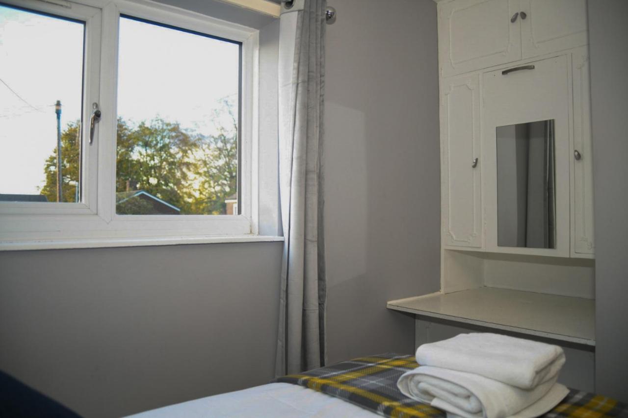 2ndhomestays Willenhall: Spacious 3-bed Garden House Near M6