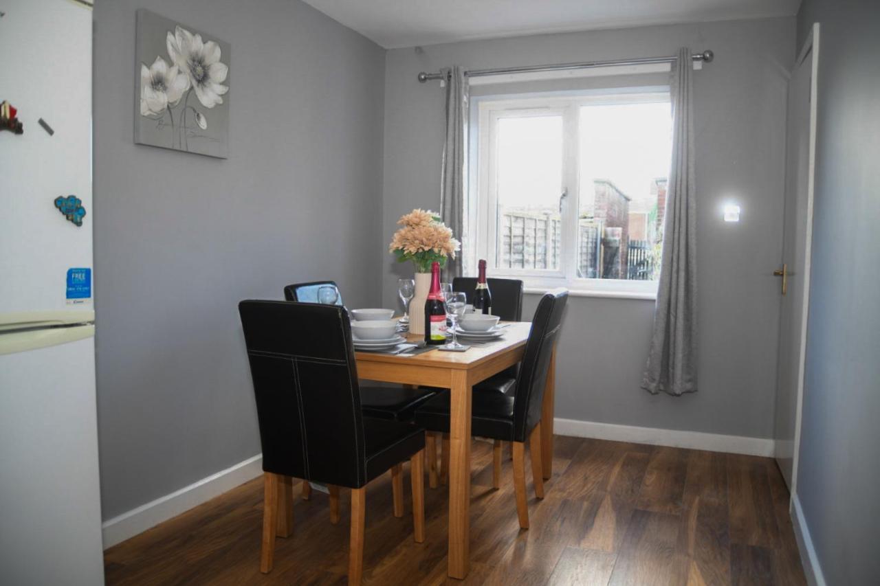 Holiday home 2ndhomestays Willenhall: Spacious 3-bed Garden House Near M6