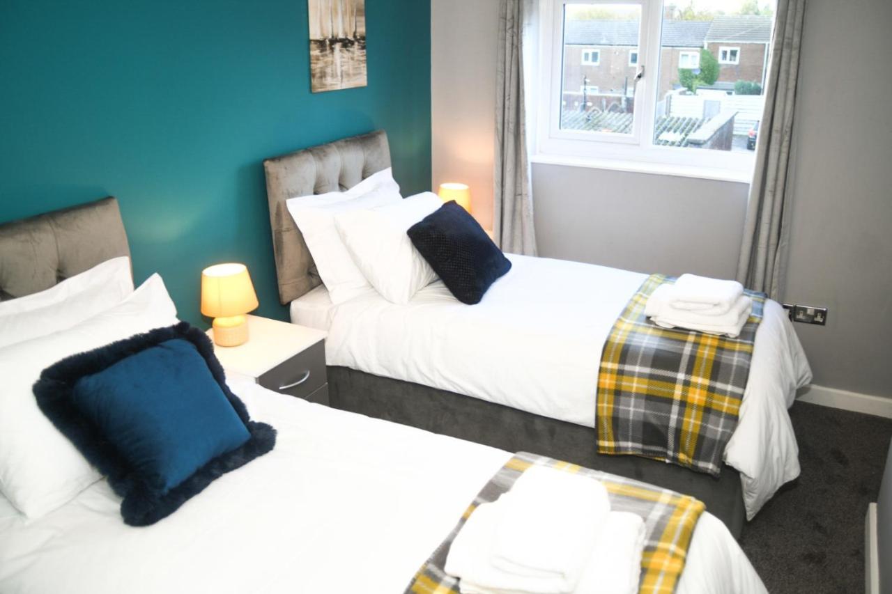 2ndhomestays Willenhall: Spacious 3-bed Garden House Near M6 * Willenhall