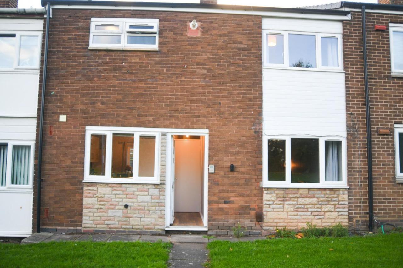 2ndhomestays Willenhall: Spacious 3-bed Garden House Near M6 *
