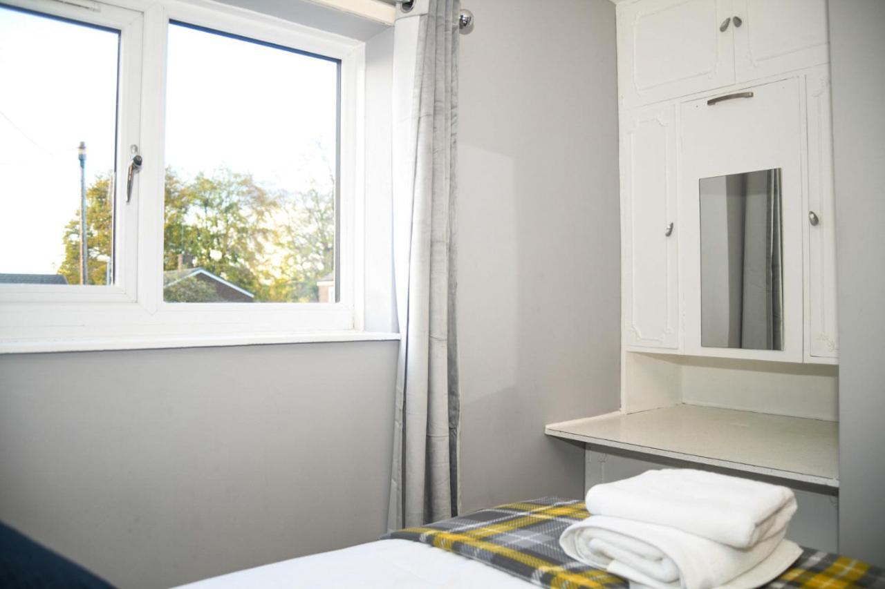 Holiday home 2ndhomestays Willenhall: Spacious 3-bed Garden House Near M6 *