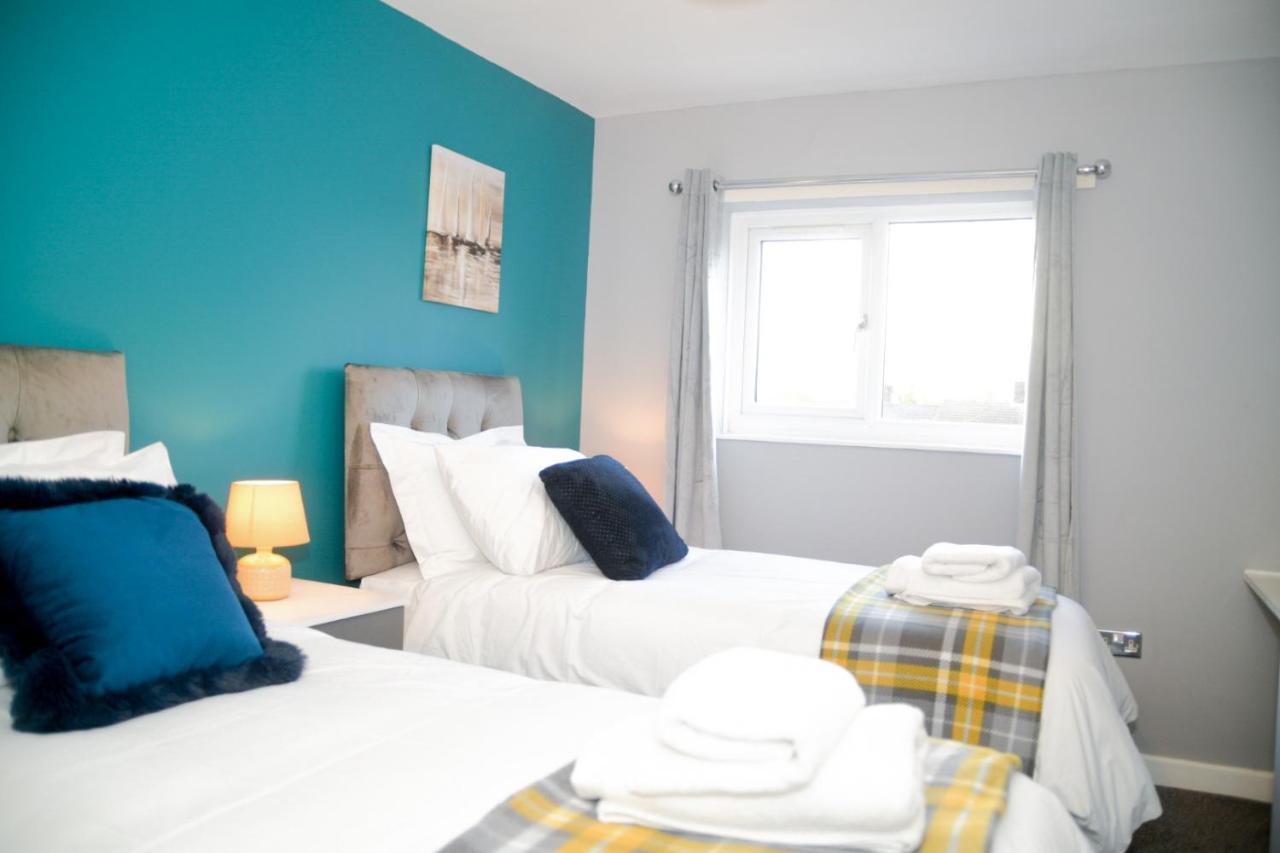 2ndhomestays Willenhall: Spacious 3-bed Garden House Near M6 *